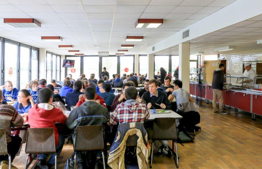 Le restaurant universitaire à l'heure du déjeuner